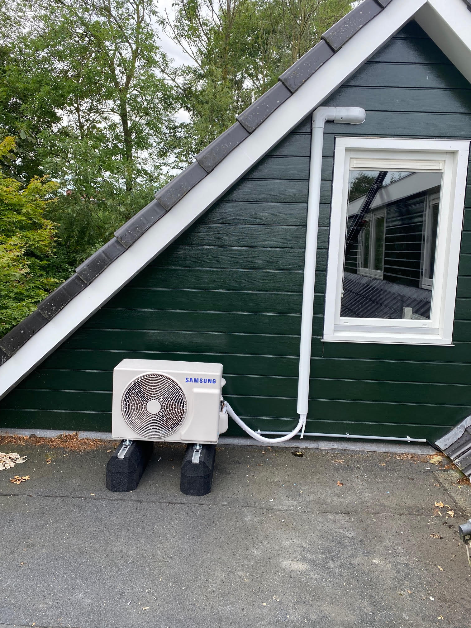 Afwerking buiten airco installatie